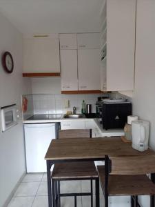 Η κουζίνα ή μικρή κουζίνα στο Appartement 50 m de la mer proche Deauville
