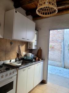 康科迪亞的住宿－Pindó III，厨房配有白色橱柜和炉灶烤箱。