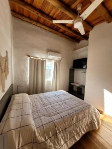 sypialnia z łóżkiem i wentylatorem sufitowym w obiekcie Pindó III w mieście Concordia