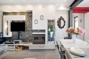 sala de estar con chimenea y mesa con flores en La dimora della Poesia, en Imperia