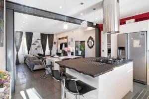 cocina y sala de estar con encimera grande en La dimora della Poesia, en Imperia