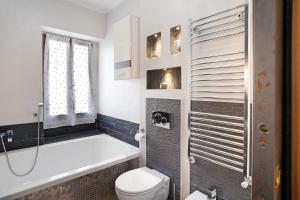 Un baño con bañera, inodoro y lavabo. en La dimora della Poesia, en Imperia 14 fotos más