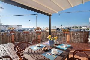 una mesa en un balcón con vistas al puerto en La dimora della Poesia en Imperia