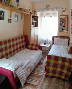 uma sala de estar com duas camas e um sofá em Feudo Algerazzi em Zafferana Etnea
