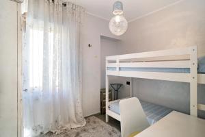 Un dormitorio con una litera y una ventana. en La dimora della Poesia, en Imperia