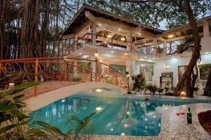 una casa con piscina e ponte di The Singing Tree a Goa Velha