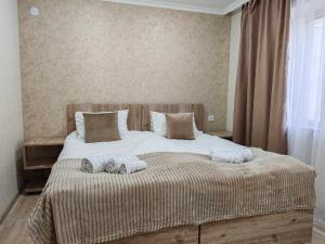 1 dormitorio con 1 cama grande y toallas. en Sun House, en Yeghegnadzor