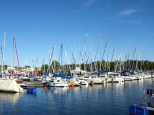 Une bande de bateaux amarrés dans un port dans l'établissement Apartment Mengelberg, à Markkleeberg