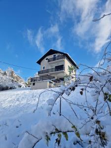 ein Haus auf einem schneebedeckten Hügel im Schnee in der Unterkunft Deja View 
