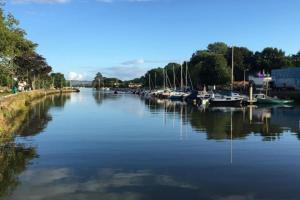 un río con barcos atracados en un puerto en A 3 bedroom apartment with parking in central Kingsbridge, en Kingsbridge