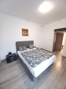 een slaapkamer met een bed in een kamer bij 2N Appartement in Eupen