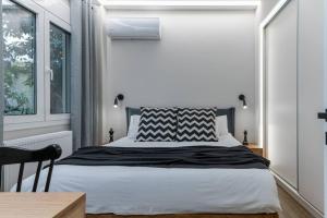 um quarto com uma cama, uma secretária e uma janela em Stylish Abode Under Acropolis W/ Sunny Courtyard! em Atenas