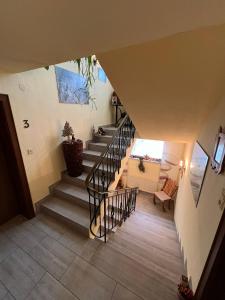 einen Blick über eine Treppe in einem Haus in der Unterkunft Pension Aloisl`s Harmonie in Nauders