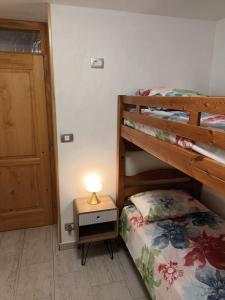 1 dormitorio con 2 literas y una lámpara en una mesa en APARTMA ANA IDA, en Srpenica