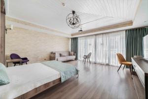 ein Hotelzimmer mit einem Bett und einem Sofa in der Unterkunft Castle Franco Suites in Istanbul
