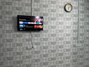 TV o dispositivi per l'intrattenimento presso Anusha's Studio Room in Zirakpur Chandigarh