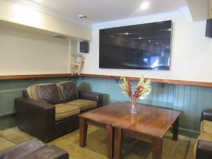 a living room with a couch and a coffee table at Captain Howey Hotel in Kent