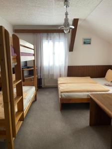ヤンスケー・ラーズニェにあるKábrtova boudaの二段ベッド2台と窓が備わる客室です。