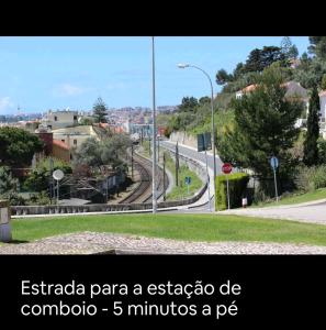uma imagem de um cruzamento de uma rua com uma estrada em T1 Sea & Pool em Caxias