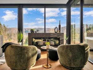 Uma área de estar em Aranar - Luxury Couples Getaway in Ellicottville