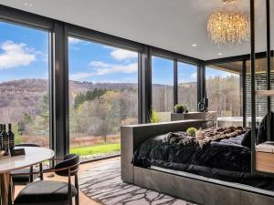 Uma área de estar em Aranar - Luxury Couples Getaway in Ellicottville