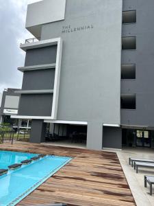 une vue extérieure sur un hôtel avec une piscine dans l'établissement Flat in umhlanga, à Durban