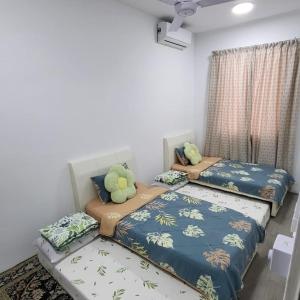 Krevet ili kreveti u jedinici u objektu RHR Deluxe GuestHouse Kinarut Papar Sabah - Pool View