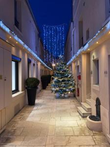 een kerstboom in het midden van een straat bij Hotel De L'Horloge in Parijs