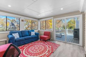 Χώρος καθιστικού στο Cozy Spacious Home Walk to the Beach and 1 Mile to Downtown Hyannis +43 φωτογραφίες