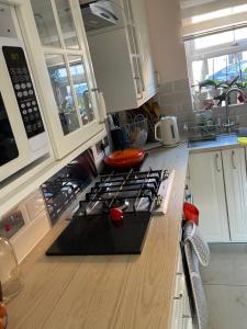 una cocina con estufa y encimera en Angels Pad, en Dagenham
