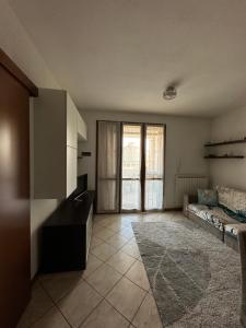 een woonkamer met een bed en een bank bij Da Vanessa in Lido degli Estensi