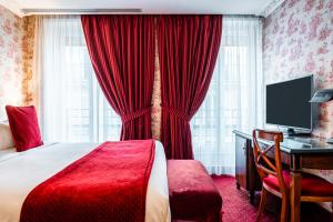 Una habitación de hotel con una cama y un escritorio con una computadora. en Maison Eugenie, en París 22 fotos más