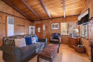 sala de estar con sofá y mesa en Donut Chalet with spa, BBQ grill, and firepit en Big Bear Lake