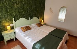 Un dormitorio con una cama con dos almohadas encima. en Casa da Banda, en Bueu