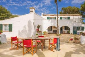 a table and chairs in front of a house at Binisafuet Nou in Sant Lluis