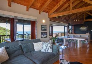 Una sala de estar con un sofá gris y una mesa. en Villa Mtati, en Port Alfred 22 fotos más