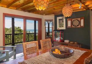 un comedor con una mesa con un tazón de naranjas. en Villa Mtati, en Port Alfred