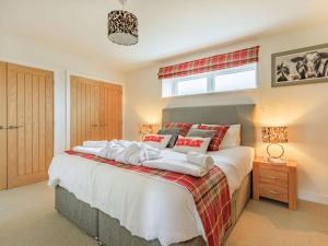 Un dormitorio con una cama grande y una ventana en 2 Bed in Sherborne 87915, en Bradford Abbas