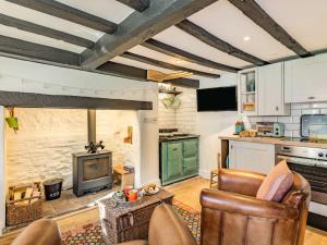 sala de estar con chimenea y cocina en 1 bed in Little Walsingham 87077, en Little Walsingham