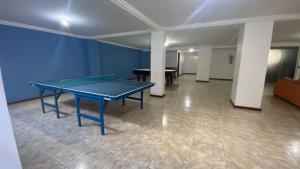 - une table de ping-pong au milieu d'une pièce dans l'établissement Apartamento encantador a uma quadra do melhor trecho da Praia do forte- Cabo Frio, à Cabo Frio