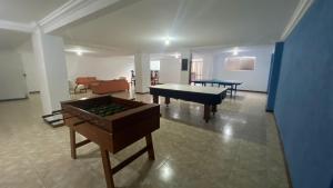 - un salon avec un billard et des tables de ping-pong dans l'établissement Apartamento encantador a uma quadra do melhor trecho da Praia do forte- Cabo Frio, à Cabo Frio