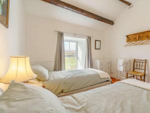 1 Schlafzimmer mit 2 Betten und einem Fenster in der Unterkunft 2 bed in Alston 87047 in Garrigill
