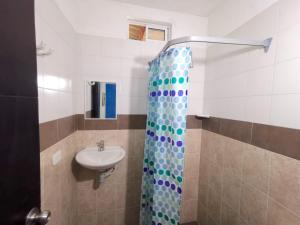 a bathroom with a sink and a shower at Central Habitación en Minca in Minca