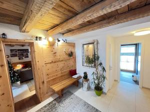 Pokój z drewnianą ścianą z ławką w obiekcie Villa Evy w mieście Mutters +34 zdjęcia