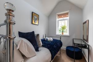 1 dormitorio con cama y ventana en Elegant 2 Bedroom Seymour Apartment by Smart Apartments, en Southampton