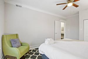 - une chambre avec un lit et une chaise verte dans l'établissement Enchanting 2BR Apt with In-unit Laundry - 53rd St 3, à Chicago
