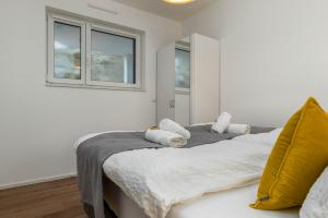 two beds in a room with two windows at Vivamosel: Appartement mit Mosel & Burgblick - Balkon - Parken - Aufzug - Fahrradraum in Cochem