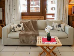 sala de estar con sofá y mesa en Apartment Quille du diable 19 by Interhome, en Nendaz
