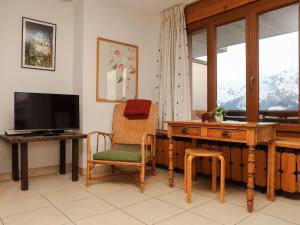 un soggiorno con scrivania e televisione di Apartment Quille du diable 19 by Interhome a Nendaz Altre 33 foto
