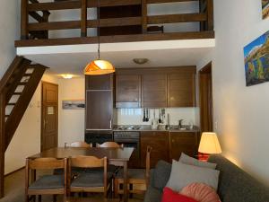 Η κουζίνα ή μικρή κουζίνα στο Apartment Residenza Chesa Margun 59-6 by Interhome